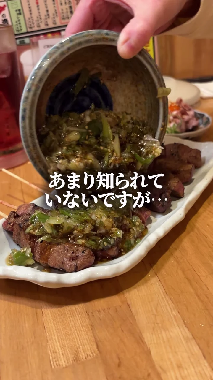 ぶたもん京橋本店でタレをかけて仕上げるやきとん